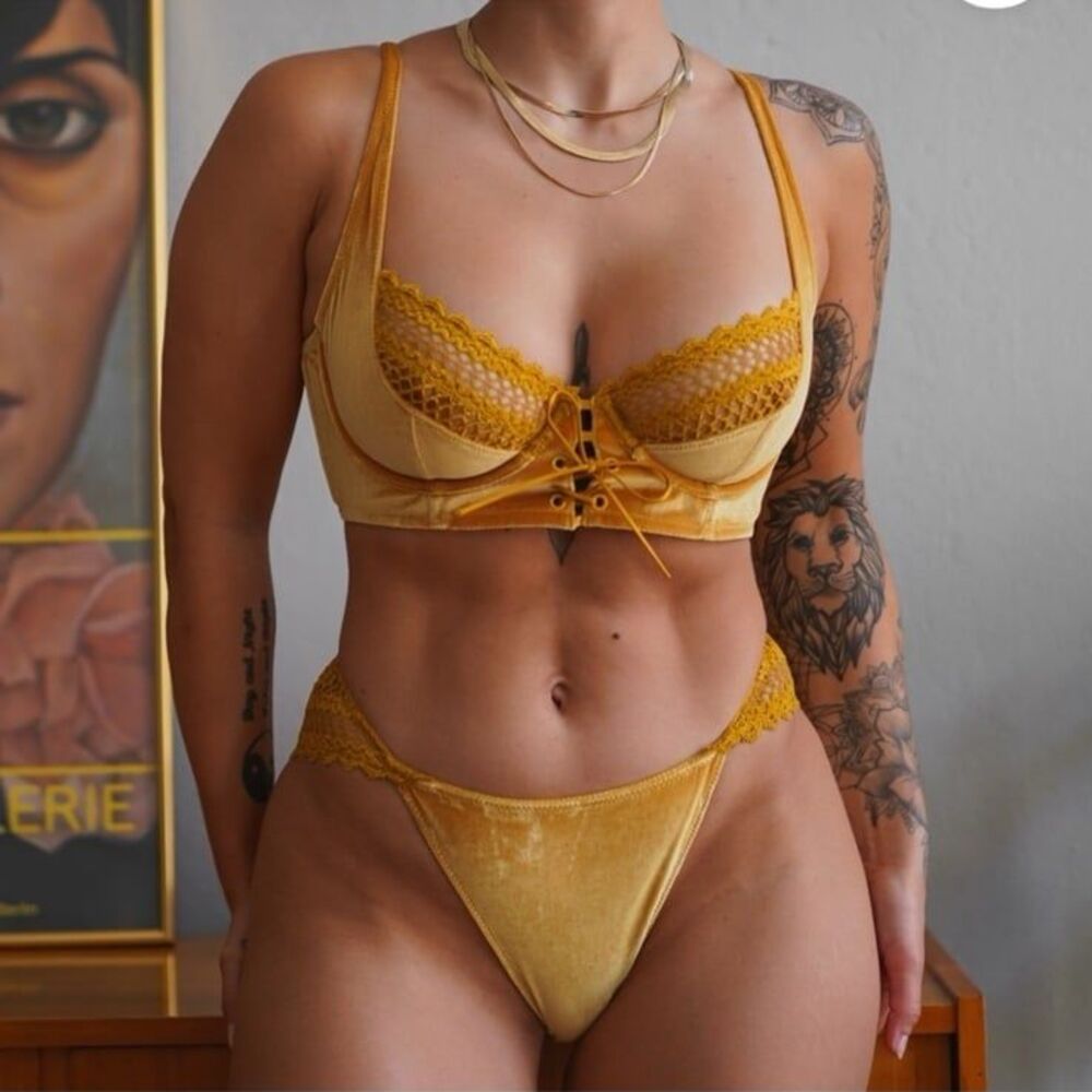 NEW Savage X Fenty Honeycomb Yellow Velvet Vixen Lace-Up Bra 36B Lingerie
